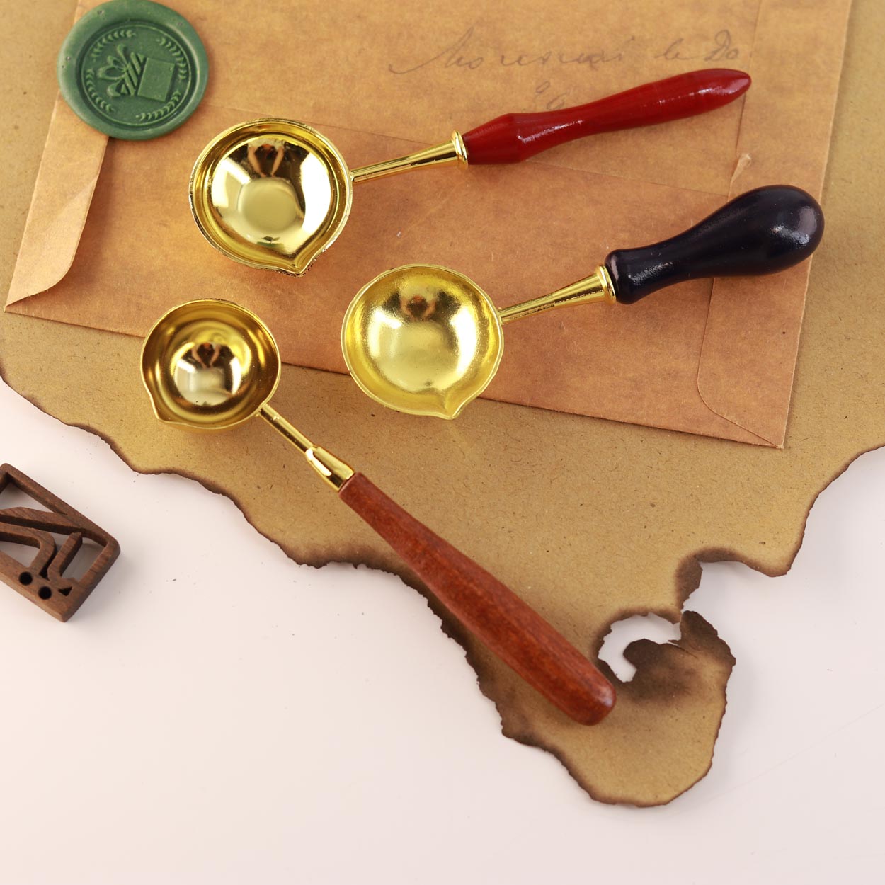 قاشقک فلزی با دسته ی چوبی مخصوص مهر و موم Sealing wax spoon
