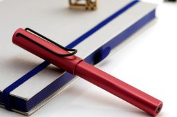 قلم و خودنویس مناسب دانشجو و استفاده روزمره | راهنمای خرید خودنویس انتخاب سبک، مقاوم و اقتصادی