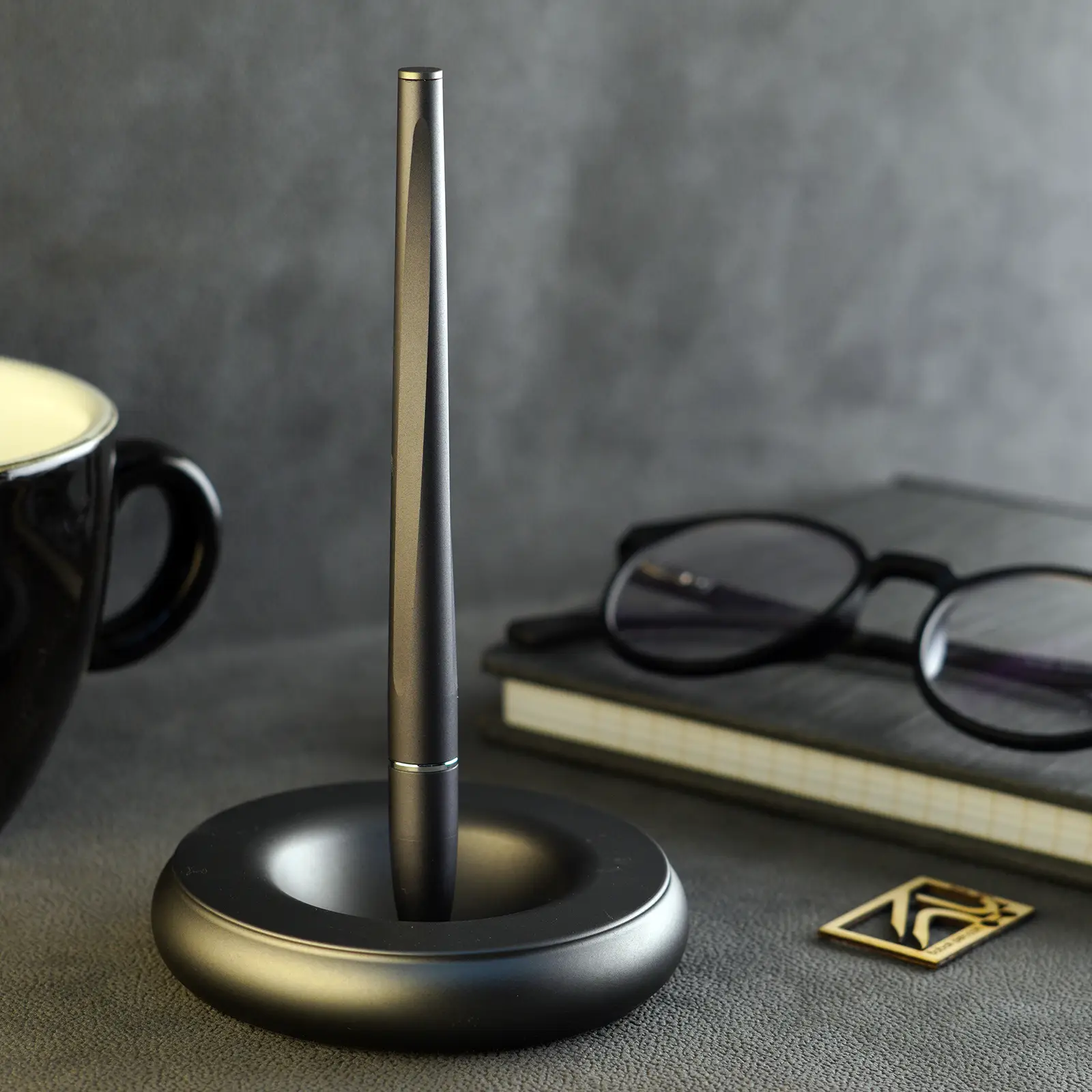 خودکار رومیزی چندکاره ی مگنتی با استند دایره Multi functional anti gravity magnetic table pen