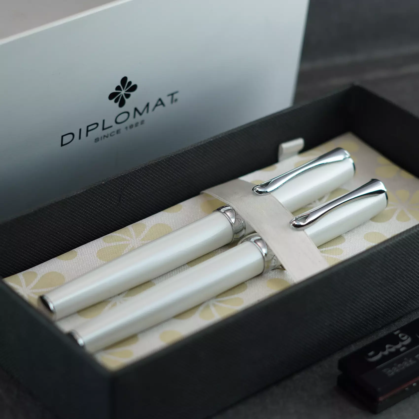 ست خودنویس و روان نویس دیپلومات اکسلنس صدفی [خوش قیمت] DIPLOMAT Excellence A2 set pearl white