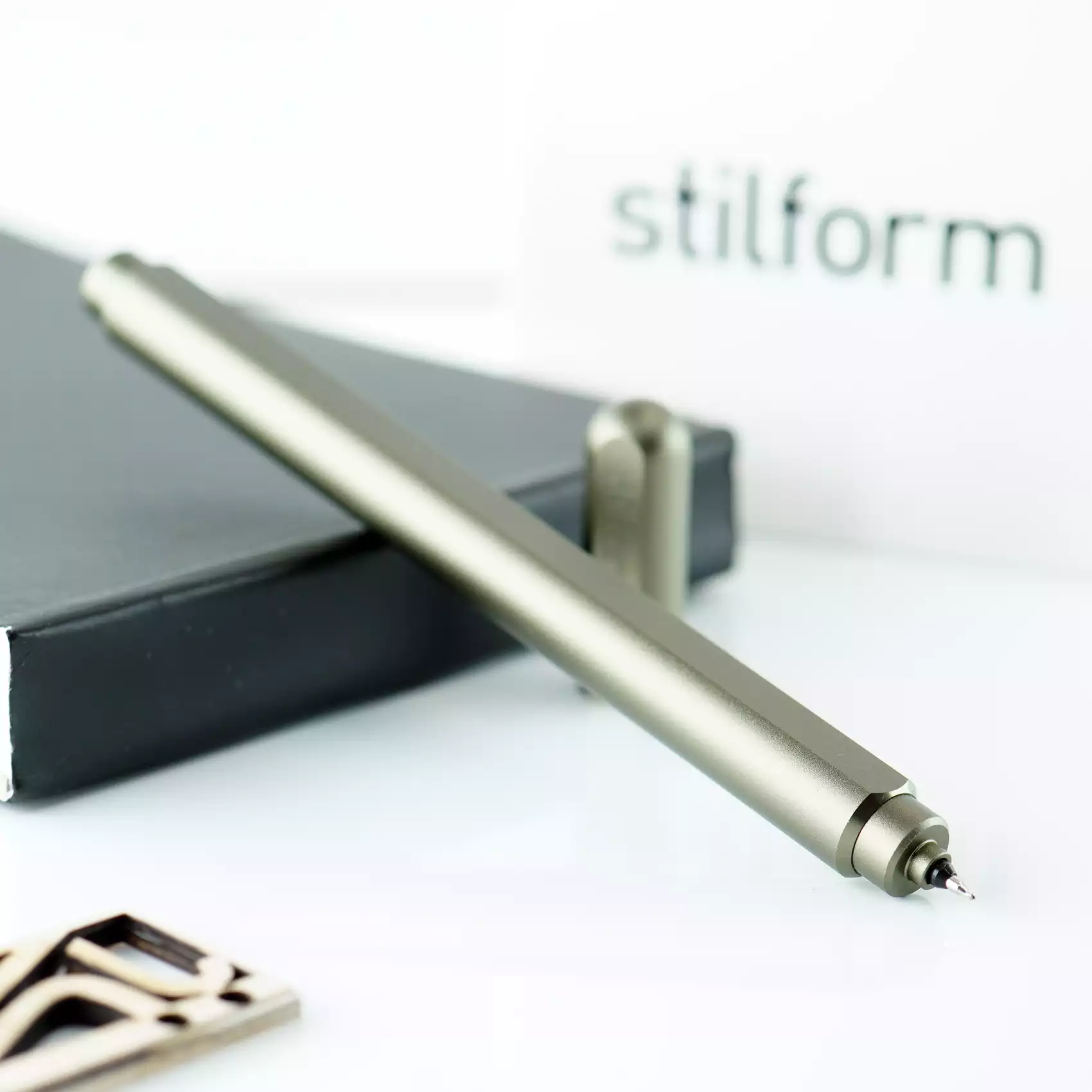 روان نویس ژل پن آلومینیومی استیل فرم آرک سبز لجنی STILFORM Aluminium ARC gel pen Moss green